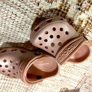Rose shimmer crocs